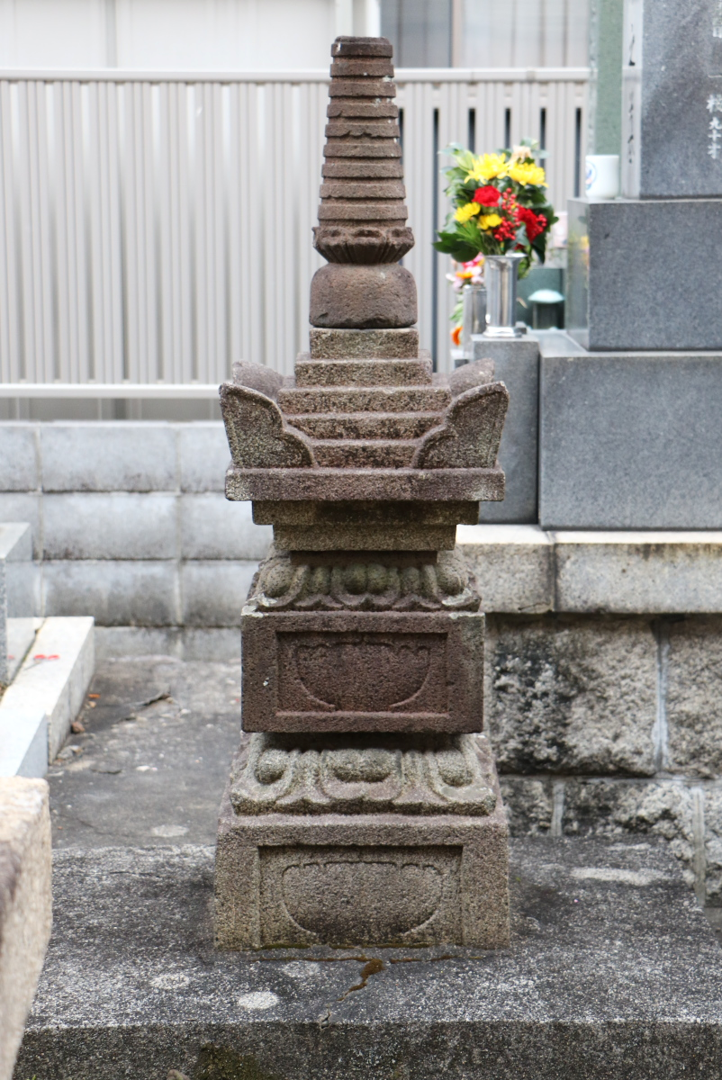 村上彦四郎義光・妻岩根女一族の墓